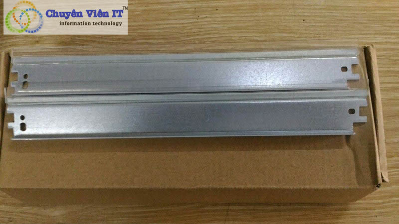 Do gạt mực hỏng nên máy in bị nhòe mực.