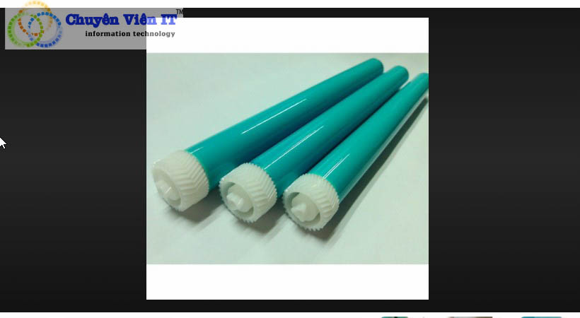 Do trống máy in bị mòn khiến máy in bị lem mực một bên.