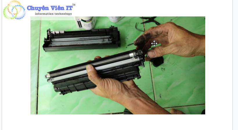 Vệ sinh máy in bị lem mực một bênh.
