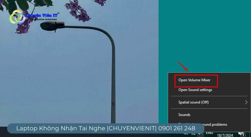 Click chuột phải vào hình loa trên thanh taskbar và chọn mục “ Open Volume Mixer ”.