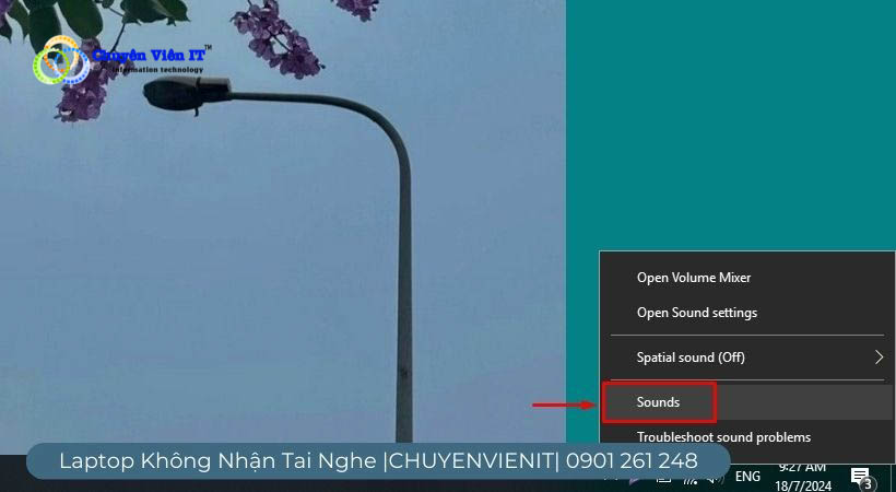 Nhấn vào hình loa trên thanh Taskbar chọn “ Sounds ”.